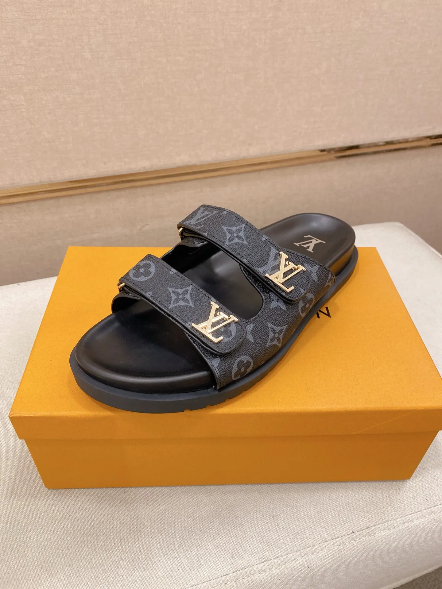 Men's shoes💰: 320💰Made by LV🔍Top purchasing agent, men's spring and summer slippers are available at the same counter. The uppers are made of cowhide imported from Italy, with logo graphics and high-quality craftsmanship. Soles: original soles specially provided by the original factory. Exclusive molded soles are super comfortable. Original goods with single order, 🔍🔍high quality, you can enter and exit the counter at will. Welcome to compare, code number 38-44. Can be customized45